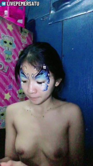 Cewek Kacamata Main Dildo di Kamar di Bawah Meja