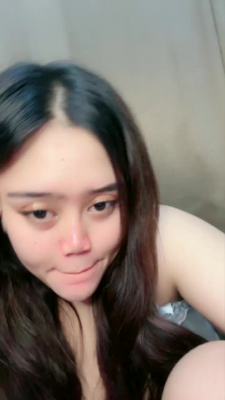 Siswi Nakal Ngangkang Lebar Live di Sofa