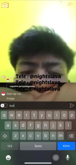 Cewek Kacamata Rekam Sambil Coli di Ruang Tamu