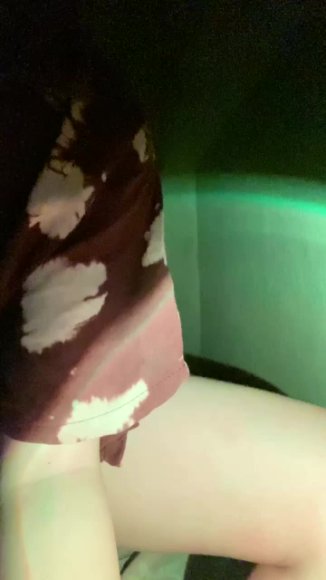 Cewek Kacamata Sange Berat Langsung Ngewe di Meja Belajar