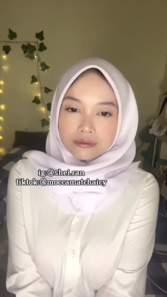 Siswi Nakal Live Show Buka CD di Bawah Meja