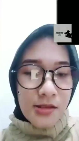 ABG Main Jari Sambil Desah di Ruang Tamu