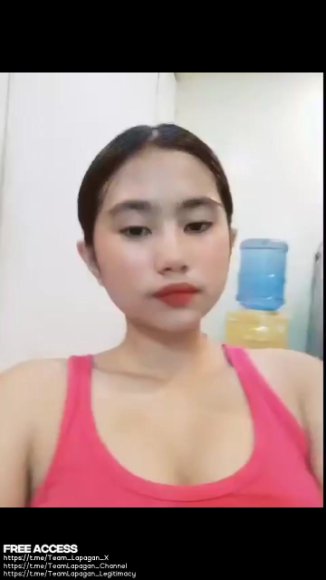 Cewek Genit Ngulum Kontol di Bawah Meja