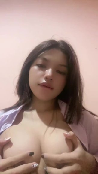 Janda Sange Main Jari Sambil Desah di Kamar Kos