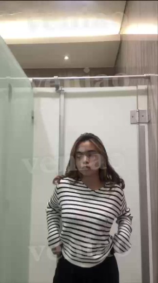 Cewek Kacamata Main Jari Sambil Desah di Balkon