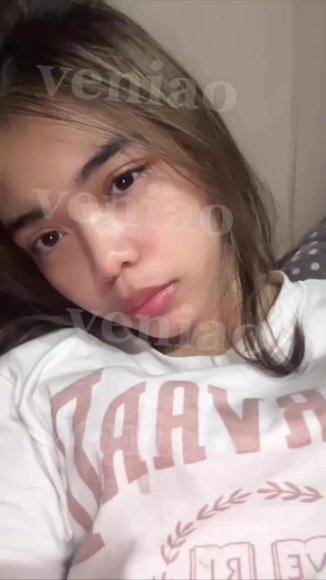 Cewek Kacamata Live Show Buka CD di Dapur