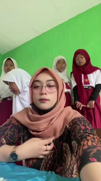 Tante Montok Sange Berat Langsung Ngewe di Bawah Meja