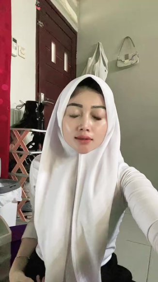 Cewek SMA Ngangkang Lebar Live di Meja Belajar