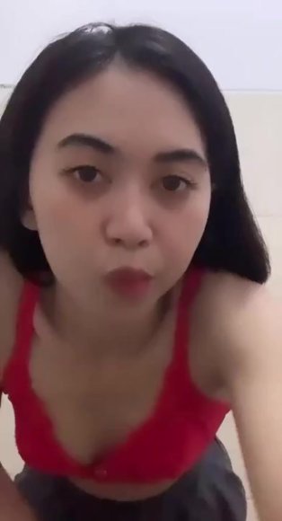 Cewek Kacamata Live Show Buka CD di Sofa