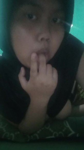Tante Bohay Main Jari Sambil Desah di Sofa
