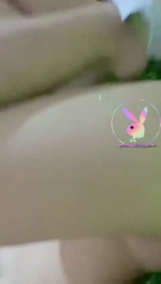 Cewek Kacamata Dientot dari Belakang di Sofa