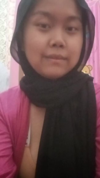 Janda Sange Main Dildo di Kamar di Sofa