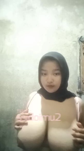 Cewek Jilbab Dientot dari Belakang di Ruang Tamu