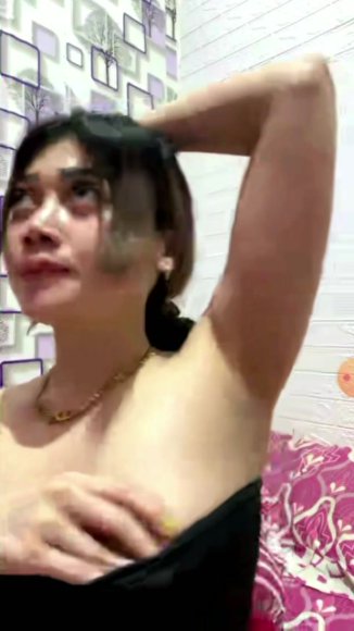 Cewek Kacamata Main Dildo di Kamar di Taman Belakang