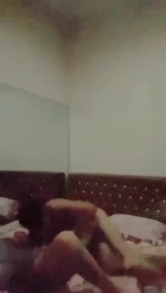 Cewek Genit Sange Berat Langsung Ngewe di Taman Belakang