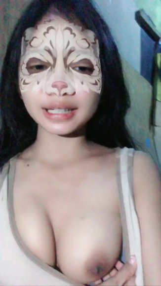 Cewek Jilbab Ngulum Kontol di Bawah Meja