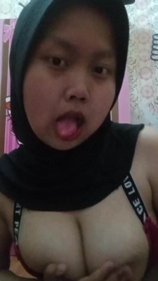 Cewek SMA Live Show Buka CD di Toilet Sekolah