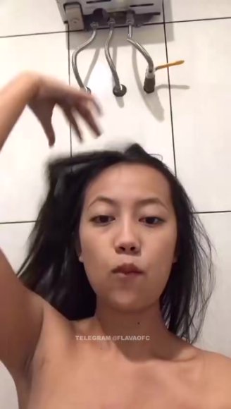 Janda Sange Main Dildo di Kamar di Bawah Meja