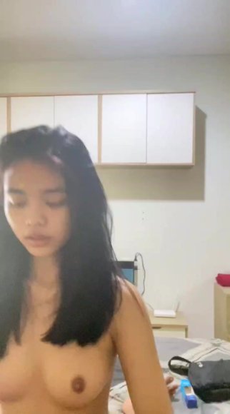 Cewek Kacamata Sange Berat Langsung Ngewe di Ruang Tamu
