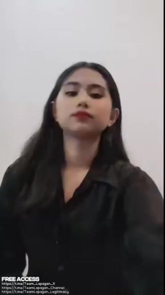 Cewek Kacamata Ngangkang Lebar Live di Meja Belajar