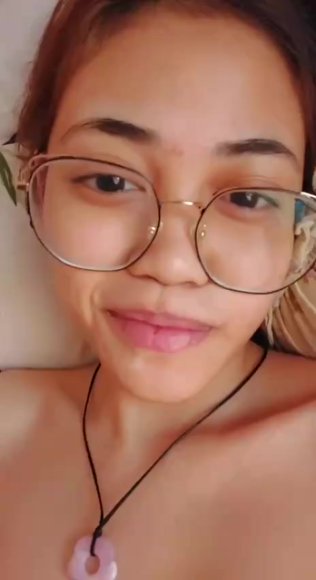 Cewek Kacamata Ngulum Kontol di Kamar Kos