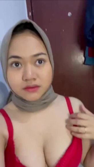 Janda Sange Ngewe Bareng Pacar di Ruang Tamu