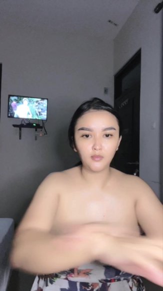 Cewek Kacamata Main Jari Sambil Desah di Kamar Mandi