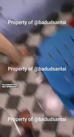 Cewek Jilbab Main Jari Sambil Desah di Bawah Meja