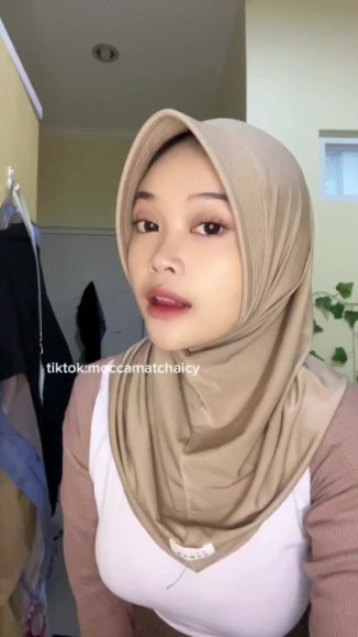 Tante Montok Live Show Buka CD di Meja Belajar