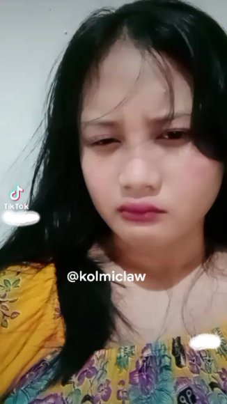 Cewek Genit Minta Dientot Keras di Taman Belakang