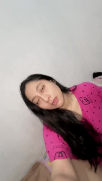 Mbak Binal Live Show Buka CD di Toilet Sekolah