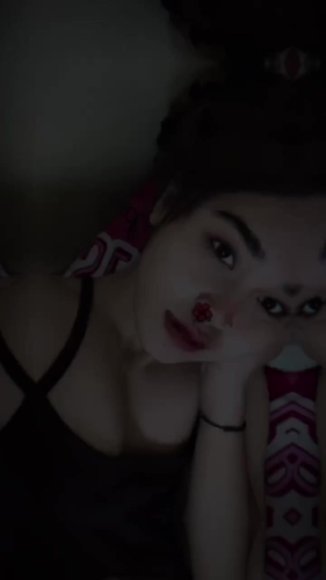Cewek Kacamata Sange Berat Langsung Ngewe di Bawah Meja
