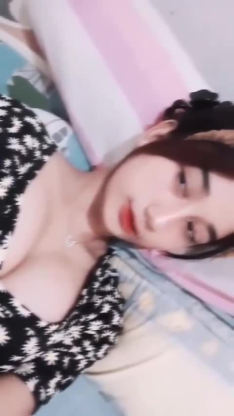 Tante Bohay Minta Dientot Keras di Bawah Meja