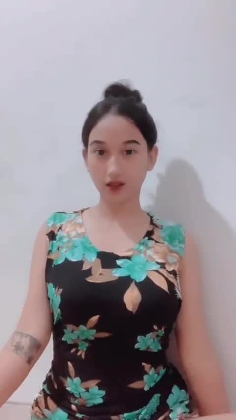 Cewek Genit Colmek Brutal di Bawah Meja