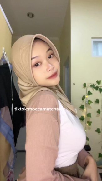Cewek Genit Disetubuhin Diam-diam di Bawah Meja