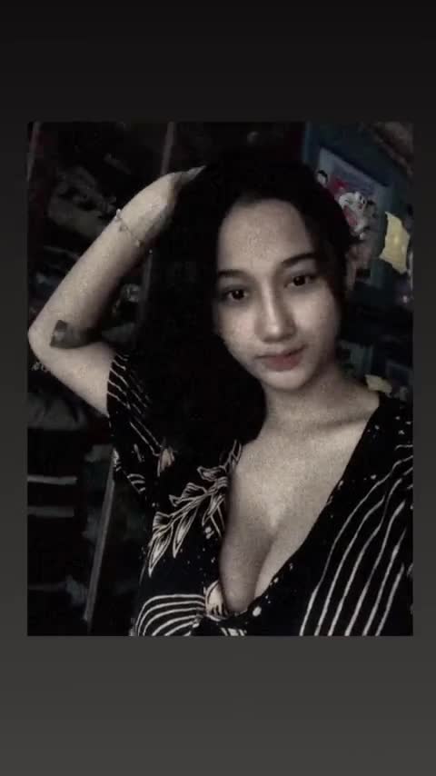 Cewek Genit Main Dildo di Kamar di Toilet Sekolah