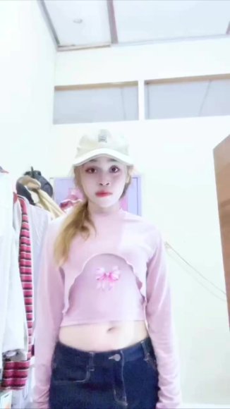 Tante Montok Ngulum Kontol di Meja Belajar