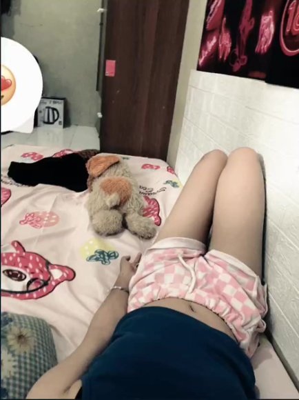Tante Bohay Ngangkang Lebar Live di Bawah Meja