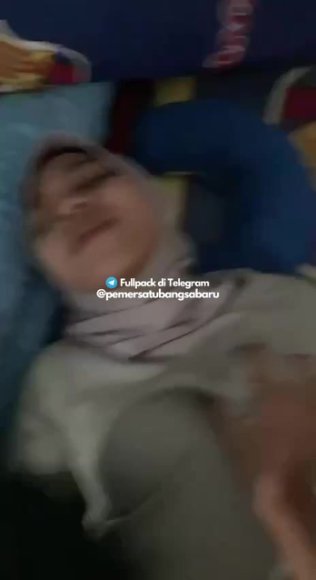 Tante Bohay Rekam Sambil Coli di Meja Belajar