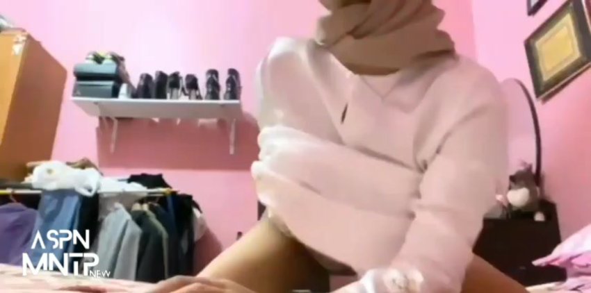 Siswi Nakal Minta Dientot Keras di Ruang Tamu