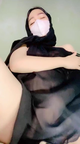 Cewek Jilbab Ngangkang Lebar Live di Balkon