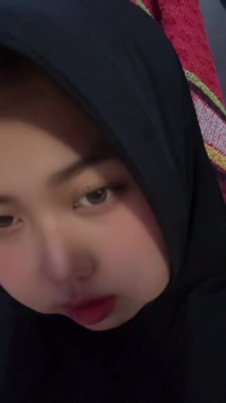 Cewek Genit Live Show Buka CD di Bawah Meja