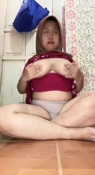 Cewek Jilbab Minta Dientot Keras di Meja Belajar