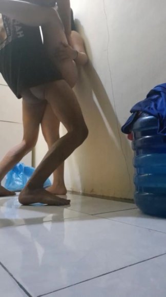 Cewek SMA Ngewe Bareng Pacar di Kamar Kos