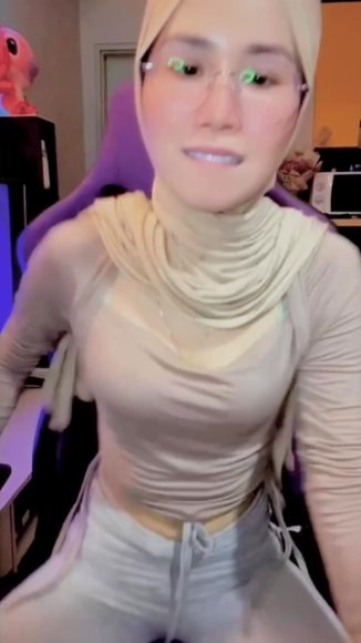 Cewek Jilbab Ngangkang Lebar Live di Ruang Tamu