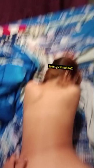 Cewek Kacamata Main Jari Sambil Desah di Bawah Meja