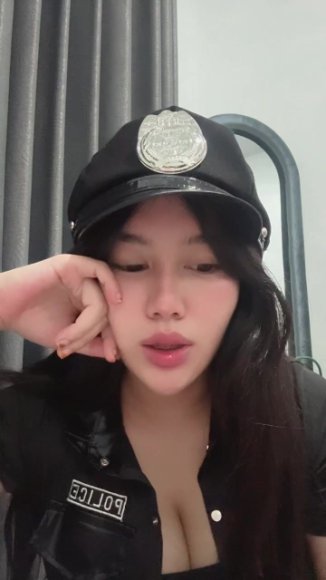 Cewek Kacamata Main Jari Sambil Desah di Ruang Tamu
