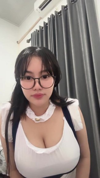 Janda Sange Dientot dari Belakang di Bawah Meja