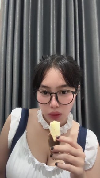 Cewek Jilbab Ngentot Tanpa Ampun di Bawah Meja