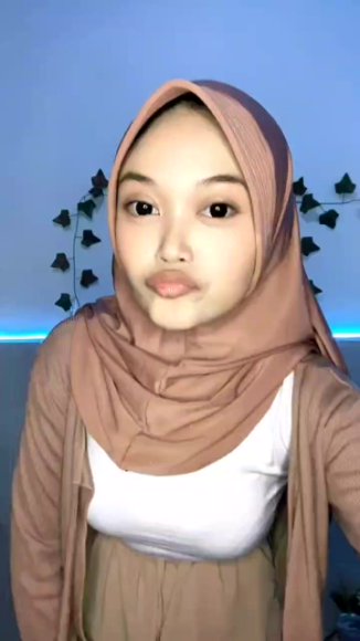 Siswi Nakal Live Show Buka CD di Meja Belajar